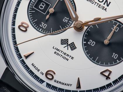 Union Glashütte Noramis Chronograph Gaisbergrennen 2023 Limitierte Edition Automatik Edelstahl 42mm silberfarbenes Zifferblatt schwarzes Lederband – Herrenuhren Chronograph aus Edelstahl. Das Gehäuse ist rund und silber. Das Lederarmband ist schwarz. Das Zifferblatt ist arabisch Index und silber. – Ansicht 3
