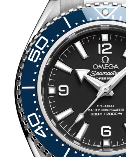 Omega Seamaster Planet Ocean 600M Automatik Edelstahl 42mm schwarzes Zifferblatt blaue Keramiklünette Metallband – Herrenuhren Uhr ohne Datum aus Edelstahl und Keramik. Das Gehäuse ist rund und silber. Das Edelstahlarmband ist silber. Das Zifferblatt ist arabisch Index und schwarz. – Ansicht 4