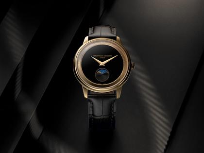 Frederique Constant Classics Moneta Moonphase Quarz Edelstahl Gelbgold-PVD 37mm schwarzes Zifferblatt schwarzes Lederband – Herrenuhren Uhr ohne Datum aus Edelstahl, Leder und PVD beschichtet. Das Gehäuse ist rund und gelbgold. Das Lederarmband Kroko / Alligator ist schwarz. Das Zifferblatt ist ein Index in schwarz. – Ansicht 3