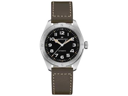 Herrenuhren Uhr ohne Datum aus Edelstahl und Leder. Das Gehäuse ist rund und silber. Das Lederarmband ist grün. Das Zifferblatt ist arabisch und schwarz.