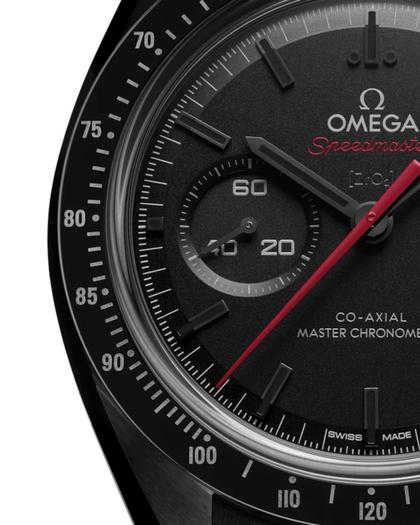 Omega Speedmaster Dark Side of the Moon Chronograph Handaufzug Keramik 44mm schwarzes Zifferblatt schwarzes Textilband – Herrenuhren Chronograph aus Keramik. Das Gehäuse ist rund und schwarz. Das Kautschuk / Kunststoff / Silikon Armband ist schwarz. Das Zifferblatt ist ein Index in schwarz. – Ansicht 3