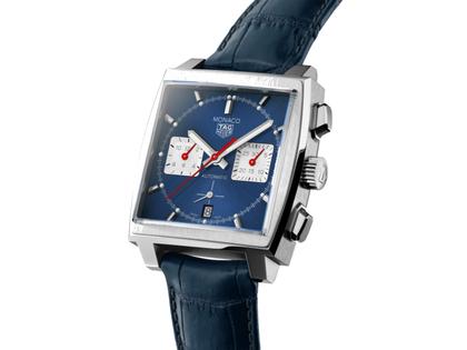 TAG Heuer Monaco Chronograph Automatik Edelstahl 39mm blaues Zifferblatt blaues Lederband – Herrenuhren Chronograph aus Edelstahl. Das Gehäuse ist rechteckig und silber. Das Lederarmband Kroko / Alligator ist blau. Das Zifferblatt ist ein Index in blau. – Ansicht 2
