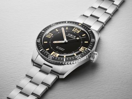 Oris Divers Sixty-Five 60th Anniversary Edition Automatik Edelstahl 40mm schwarzes Zifferblatt Metallband – Herrenuhren Uhr ohne Datum aus Edelstahl. Das Gehäuse ist rund und silber. Das Edelstahlarmband ist silber. Das Zifferblatt ist arabisch Index und schwarz. – Ansicht 4