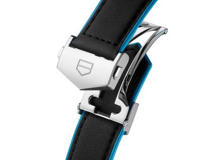 TAG Heuer Carrera Day-Date Automatik Edelstahl 41mm schwarzes Zifferblatt schwarzes Lederband – Herrenuhren Uhr mit Datum aus Edelstahl und Leder. Das Gehäuse ist rund und silber. Das Lederarmband ist schwarz. Das Zifferblatt ist ein Index in schwarz. – Ansicht 3