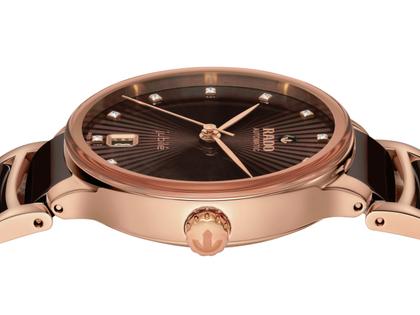 Rado Centrix Diamonds Automatik Edelstahl Roségold-PVD 35mm braunes Zifferblatt mit Brillanten Metallband – Damenuhren Uhr mit Datum aus Edelstahl, Keramik und PVD beschichtet. Das Gehäuse ist rund und roségold. Das Keramikarmband ist braun. Das Zifferblatt ist ein Index in braun. – Ansicht 3