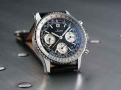 Sinn Spezialuhren 903 St II Navigationschronograph Automatik Edelstahl 41mm schwarzes Zifferblatt schwarzes Lederband – Herrenuhren Chronograph aus Edelstahl und Leder. Das Gehäuse ist rund und silber. Das Lederarmband ist schwarz. Das Zifferblatt ist arabisch Index und schwarz. – Ansicht 7