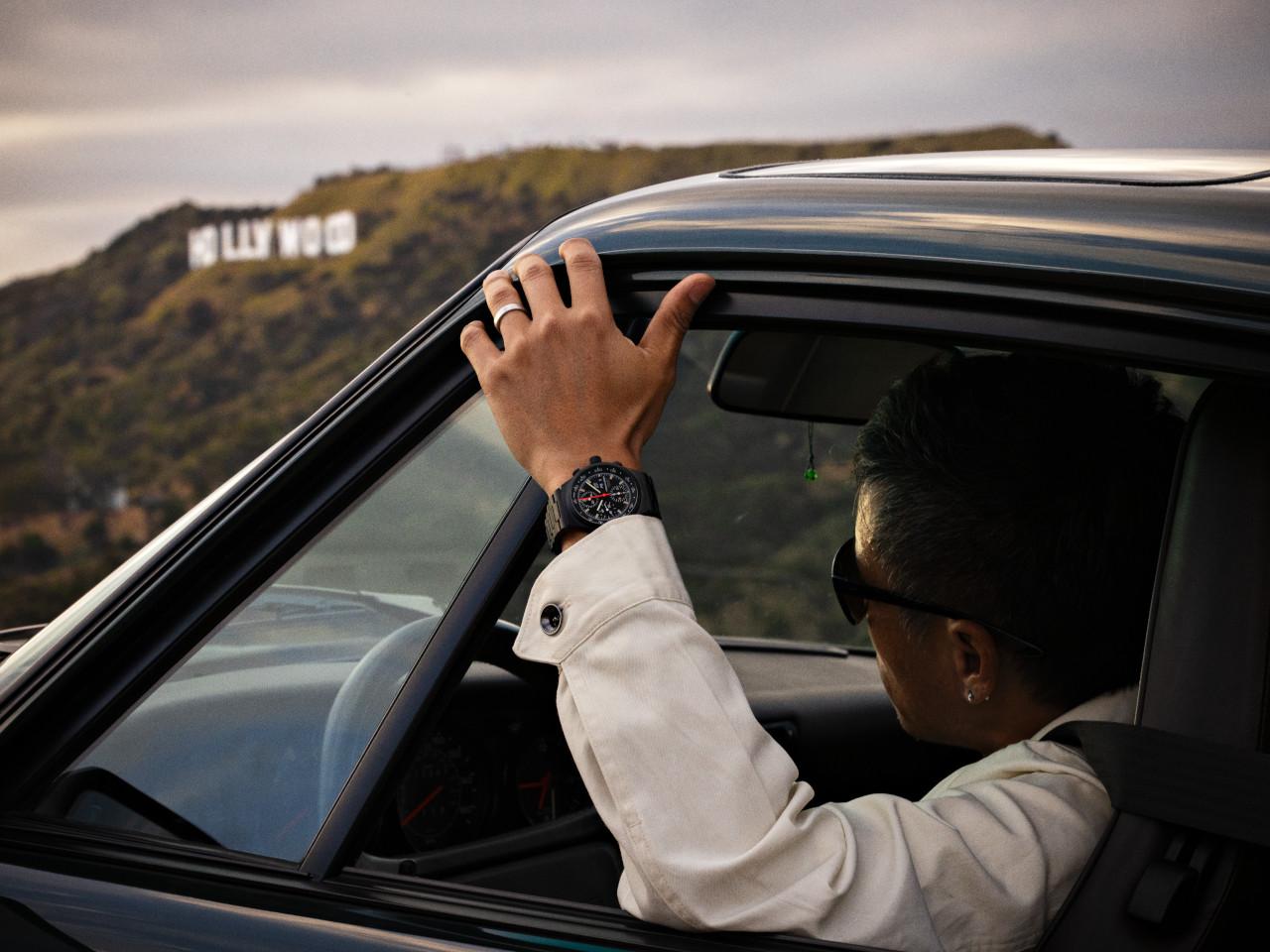 Porsche Design Chronograph 1 - Hodinkee 2024 Limited Edition Automatik Titan beschichtet 41mm schwarzes Zifferblatt Metallband beschichtet – Herrenuhren Chronograph aus Titan und Titancarbid beschichtet. Das Gehäuse ist rund und schwarz. Das Titanarmband ist schwarz. Das Zifferblatt ist arabisch Index und schwarz. – Ansicht 15