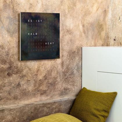 Qlocktwo Earth 45 Creator's Edition Raw Iron mit weiß lackiertem Holz – Großuhren Wanduhr aus Eisen. Das Zifferblatt ist digital und grau. – Ansicht 2