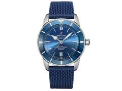Breitling Superocean Heritage B20 Automatic 46 Edelstahl blaues Zifferblatt blaues Kautschukband – Herrenuhren Uhr mit Datum aus Edelstahl und Keramik. Das Gehäuse ist rund und silber. Das Kautschuk / Kunststoff / Silikon Armband ist blau. Das Zifferblatt ist ein Index in blau.