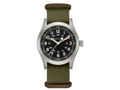 Hamilton Khaki Field Mechanical Handaufzug Edelstahl 42mm schwarzes Zifferblatt olivgrünes Textilband – Herrenuhren Uhr ohne Datum aus Edelstahl. Das Gehäuse ist rund und silber. Das Textilarmband ist grün. Das Zifferblatt ist arabisch und schwarz.