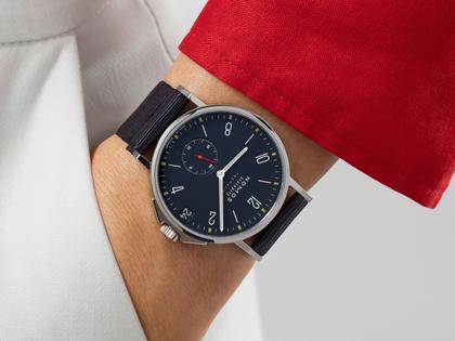 Nomos Glashütte Ahoi neomatik 38 Datum Atlantik Automatik Edelstahl dunkelblaues Zifferblatt dunkelblaues Textilband Glasboden – Herrenuhren Uhr mit Datum aus Edelstahl. Das Gehäuse ist rund und silber. Das Textilarmband ist blau. Das Zifferblatt ist arabisch Index und blau. – Ansicht 12