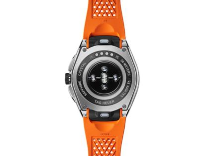 TAG Heuer Connected Calibre E5 Smartwatch Edelstahl 45mm digitales Zifferblatt orangefarbenes Kautschukband – Herrenuhren Uhr Multifunktion aus Edelstahl und Keramik. Das Gehäuse ist rund und silber. Das Kautschuk / Kunststoff / Silikon Armband ist orange. Der Zifferblatt ist digital. – Ansicht 2