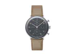 Junghans Max Bill Chronoscope Automatik Edelstahl 40mm graues Zifferblatt braunes Lederband – Herrenuhren Chronograph aus Edelstahl und Leder. Das Gehäuse ist rund und silber. Das Lederarmband ist braun. Das Zifferblatt ist arabisch Index und anthrazit.
