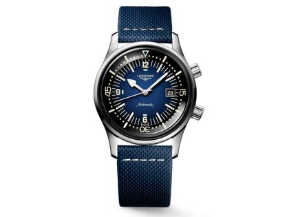 Longines Legend Diver Automatik Edelstahl 42mm blaues Zifferblatt blaues Lederband – Herrenuhren Uhr mit Datum aus Edelstahl. Das Gehäuse ist rund und silber. Das Lederarmband ist blau. Das Zifferblatt ist arabisch Index und blau.