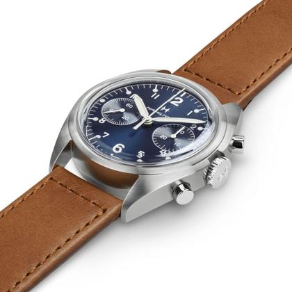 Hamilton Khaki Aviation Pilot Pioneer Mechanical Chrono Handaufzug Edelstahl 40mm blaues Zifferblatt braunes Lederband – Herrenuhren Chronograph aus Edelstahl und Leder. Das Gehäuse ist rund und silber. Das Lederarmband ist braun. Das Zifferblatt ist arabisch Index und blau. – Ansicht 3