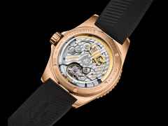 Glashütte Original SeaQ Panoramadatum Automatik Rotgold 43mm schwarzes Zifferblatt schwarzes Kautschukband – Herrenuhren Uhr mit Datum aus 750 Rotgold. Das Gehäuse ist rund und roségold. Das Kautschuk / Kunststoff / Silikon Armband ist schwarz. Das Zifferblatt ist arabisch Index und schwarz. – Ansicht 3