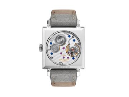 Nomos Glashütte Tetra Berliner Mischung Goldelse Handaufzug Edelstahl 29mm lachsfarbenes Zifferblatt graues Lederband – Damenuhren Uhr ohne Datum aus Edelstahl. Das Gehäuse ist quadratisch und silber. Das Lederarmband ist grau. Das Zifferblatt ist arabisch Index und roségold. – Ansicht 2