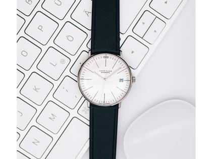Junghans Max Bill Kleine Automatic Edelstahl 34mm silbernes Zifferblatt schwarzes Lederband – Damenuhren Uhr mit Datum aus Edelstahl. Das Gehäuse ist rund und silber. Das Lederarmband ist schwarz. Das Zifferblatt ist ein Index in silber. – Ansicht 5