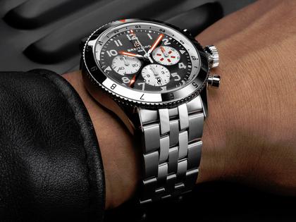 Breitling Super Avi B04 Chronograph GMT 46 Mosquito Automatik Edelstahl schwarzes Zifferblatt Metallband – Herrenuhren Chronograph aus Edelstahl und Keramik. Das Gehäuse ist rund und silber. Das Edelstahlarmband ist silber. Das Zifferblatt ist arabisch und schwarz. – Ansicht 5