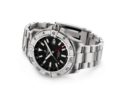 Breitling Avenger GMT 44 Automatik Edelstahl schwarzes Zifferblatt Metallband – Herrenuhren Uhr mit Datum aus Edelstahl. Das Gehäuse ist rund und silber. Das Edelstahlarmband ist silber. Das Zifferblatt ist ein Index in schwarz. – Ansicht 3