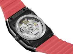 Rado Anatom Automatik Keramik 32,5mm schwarz-rotes Zifferblatt rotes Kautschukband – Damenuhren Uhr mit Datum aus Edelstahl, Kautschuk, Keramik und PVD beschichtet. Das Gehäuse ist rechteckig und schwarz. Das Kautschuk / Kunststoff / Silikon Armband ist rot. Das Zifferblatt ist ein Index in rot. – Ansicht 4