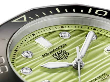 TAG Heuer Aquaracer Professional 300 Date Automatik Edelstahl 36mm pastellgrünes Zifferblatt mit Brillanten Metallband – Damenuhren Uhr mit Datum aus Edelstahl und Keramik. Das Gehäuse ist rund und silber. Das Edelstahlarmband ist silber. Das Zifferblatt ist ein Index in grün. – Ansicht 3