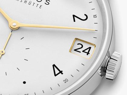 Nomos Glashütte Minimatik 39 Datum Handaufzug Edelstahl weißes Zifferblatt braunes Lederband – Herrenuhren Uhr mit Datum aus Edelstahl. Das Gehäuse ist rund und silber. Das Lederarmband ist braun. Das Zifferblatt ist arabisch Index und weiß. – Ansicht 4