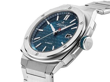 Alpina Alpiner Extreme Automatik Edelstahl 41mm blaues Zifferblatt Metallband – Herrenuhren Uhr mit Datum aus Edelstahl. Das Gehäuse ist rund und silber. Das Kautschuk / Kunststoff / Silikon Armband ist silber. Das Zifferblatt ist ein Index in blau. – Ansicht 2