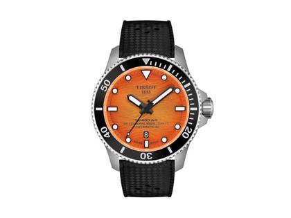 Tissot Seastar 2000 Automatik Edelstahl 44mm oranges Zifferblatt schwarzes Kautschukband – Herrenuhren Uhr mit Datum aus Edelstahl, Kautschuk und Keramik. Das Gehäuse ist rund und silber. Das Kautschuk / Kunststoff / Silikon Armband ist schwarz. Das Zifferblatt ist ein Index in orange.