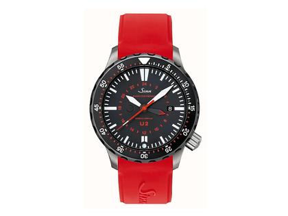 Sinn Spezialuhren U2 SDR EZM 5 Taucheruhr Automatik Edelstahl 44mm schwarzes Zifferblatt rotes Silikonband – Herrenuhren Uhr mit Datum aus Edelstahl und PVD beschichtet. Das Gehäuse ist rund und grau. Das Kautschuk / Kunststoff / Silikon Armband ist rot. Das Zifferblatt ist ein Index in schwarz.