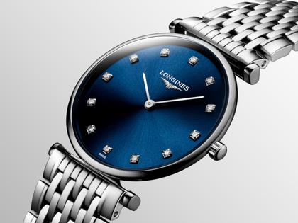 Longines La Grande Classique Quarz Edelstahl 29mm blaues Zifferblatt mit Diamanten Metallband – Damenuhren Uhr ohne Datum aus Edelstahl und PVD beschichtet. Das Gehäuse ist rund und silber. Das Edelstahlarmband ist silber. Das Zifferblatt ist ein Index in blau. – Ansicht 2
