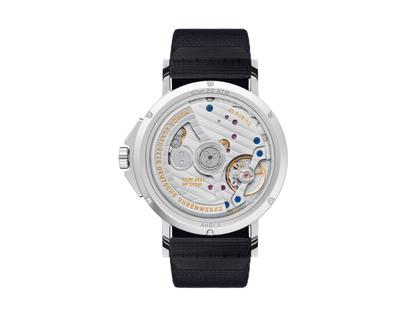 Nomos Glashütte Ahoi neomatik 38 Datum Sky Automatik Edelstahl himmelblaues Zifferblatt dunkelblaues Textilband Glasboden – Herrenuhren Uhr mit Datum aus Edelstahl. Das Gehäuse ist rund und silber. Das Textilarmband ist blau. Das Zifferblatt ist arabisch Index und blau. – Ansicht 2