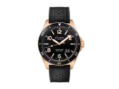 Glashütte Original SeaQ Panoramadatum Automatik Rotgold 43mm schwarzes Zifferblatt schwarzes Kautschukband – Herrenuhren Uhr mit Datum aus 750 Rotgold. Das Gehäuse ist rund und roségold. Das Kautschuk / Kunststoff / Silikon Armband ist schwarz. Das Zifferblatt ist arabisch Index und schwarz.