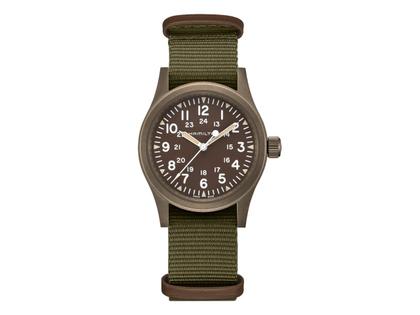 Hamilton Khaki Field Mechanical Handaufzug Edelstahl 38mm braunes Zifferblatt olivgrünes Textilband – Herrenuhren Uhr ohne Datum aus Edelstahl und PVD beschichtet. Das Gehäuse ist rund und braun. Das Textilarmband ist grün. Das Zifferblatt ist arabisch Index und braun.