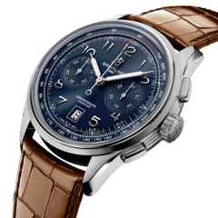 Breitling Premier B01 Chronograph 42 Automatik Edelstahl blaues Zifferblatt braunes Lederband – Herrenuhren Chronograph aus Edelstahl und Leder. Das Gehäuse ist rund und silber. Das Lederarmband Kroko / Alligator ist braun. Das Zifferblatt ist arabisch und blau. – Ansicht 2