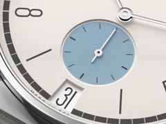 Nomos Glashütte Tangente 38 Datum "175 Years Watchmaking - Schneesturm" Handaufzug Edelstahl cremeweißes Zifferblatt graues Textilband Glasboden – Herrenuhren Uhr mit Datum aus Edelstahl. Das Gehäuse ist rund und silber. Das Textilarmband ist grau. Das Zifferblatt ist arabisch Index und beige. – Ansicht 6