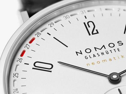 Nomos Glashütte Tangente 41 neomatik Update Automatik Edelstahl 40mm weißes Zifferblatt schwarzes Lederband – Herrenuhren Uhr mit Datum aus Edelstahl. Das Gehäuse ist rund und silber. Das Lederarmband ist schwarz. Das Zifferblatt ist arabisch Index und weiß. – Ansicht 6
