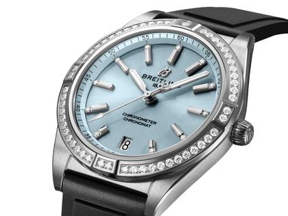 Breitling Chronomat Automatic 36 Edelstahl blaues Zifferblatt mit Brillanten schwarzes Kautschukband – Damenuhren Uhr mit Datum aus 750 Weißgold, Edelstahl und Kautschuk. Das Gehäuse ist rund und silber. Das Kautschuk / Kunststoff / Silikon Armband ist schwarz. Das Zifferblatt ist ein Index in blau. – Ansicht 2