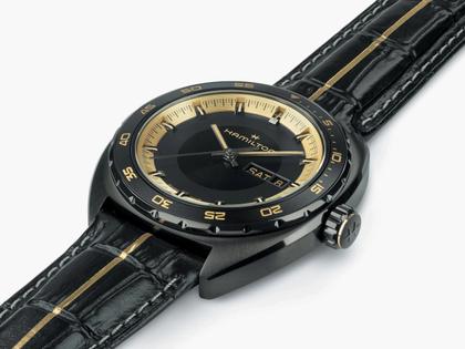 Hamilton American Classic Pan Europ Resident Evil Requiem Limited Edition Automatik Edelstahl PVD-Schwarz 42mm schwarz-goldenes Zifferblatt Lederband – Herrenuhren Uhr mit Datum aus Edelstahl und PVD beschichtet. Das Gehäuse ist rund und schwarz. Das Lederarmband ist schwarz. Das Zifferblatt ist ein Index in schwarz. – Ansicht 4