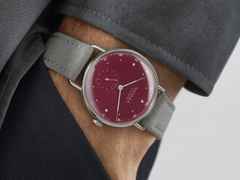 Nomos Glashütte Metro 33 Muted Red Handaufzug Edelstahl 33mm rotes Zifferblatt graues Lederband Glasboden – Damenuhren Uhr ohne Datum aus Edelstahl und Leder. Das Gehäuse ist rund und silber. Das Lederarmband ist grau. Das Zifferblatt ist ein Index in rot. – Ansicht 4