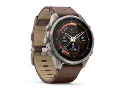 Garmin Fenix 9 Pro inReach Titan 47mm digitales Display braunes Lederband – Herrenuhren Uhr Multifunktion aus Leder und Titan. Das Gehäuse ist rund und grau. Das Lederarmband ist braun. Das Zifferblatt ist digital und schwarz. – Ansicht 5