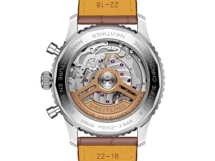Breitling Navitimer B19 Chronograph 43 Perpetual Calendar Automatik Edelstahl graues Zifferblatt braunes Lederband – Herrenuhren Chronograph aus 950 Platin, Edelstahl und Leder. Das Gehäuse ist rund und silber. Das Lederarmband Kroko / Alligator ist braun. Das Zifferblatt ist ein Index in grau. – Ansicht 2