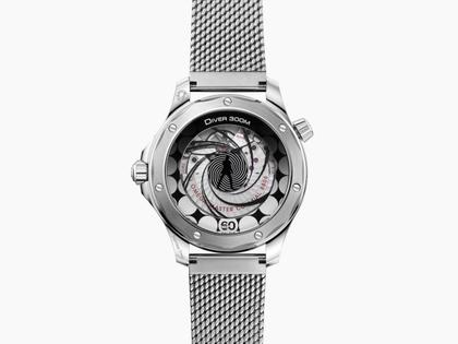 Omega Seamaster Diver 300M James Bond 60th Anniversary Automatik Edelstahl 42mm blaues Zifferblatt Metallband – Herrenuhren Uhr ohne Datum aus Aluminium und Edelstahl. Das Gehäuse ist rund und silber. Das Edelstahlarmband ist silber. Das Zifferblatt ist ein Index in blau. – Ansicht 2