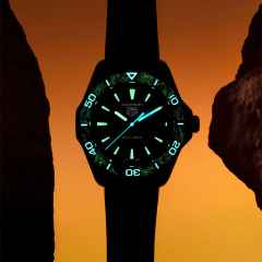 TAG Heuer Aquaracer Professional 200 Solargraph Edelstahl Schwarz-DLC 40mm schwarzes Zifferblatt schwarzes Kautschukband – Herrenuhren Uhr mit Datum aus DLC beschichtet und Edelstahl. Das Gehäuse ist rund und schwarz. Das Kautschuk / Kunststoff / Silikon Armband ist silber. Das Zifferblatt ist ein Index in schwarz. – Ansicht 7