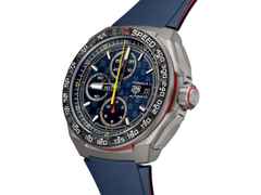 TAG Heuer Formula 1 Chronograph X Oracle RedBull Racing Automatik Titan 44mm blaues Zifferblatt blaues Kautschukband – Herrenuhren Chronograph aus Carbon, DLC beschichtet, Kautschuk und Titan. Das Gehäuse ist rund und grau. Das Kautschuk / Kunststoff / Silikon Armband ist blau. Das Zifferblatt ist ein Index in blau. – Ansicht 2