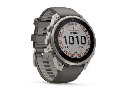 Garmin Fenix 9 Pro inReach Solar Titan 47mm digitales Display graues Silikonband – Herrenuhren Uhr Multifunktion aus Kautschuk und Titan. Das Gehäuse ist rund und grau. Das Kautschuk / Kunststoff / Silikon Armband ist grau. Das Zifferblatt ist digital und schwarz. – Ansicht 5