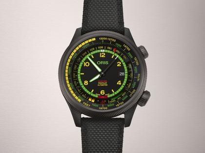 Oris ProPilot Altimeter "Mission Control" X Bamford Watch Department Automatik Karbon 47mm schwarzes Zifferblatt schwarzes Textilband Limited Edition – Herrenuhren Uhr mit Datum aus Carbon, Leder, PVD beschichtet und Titan. Das Gehäuse ist rund und schwarz. Das Textilarmband ist schwarz. Das Zifferblatt ist arabisch Index und schwarz. – Ansicht 2