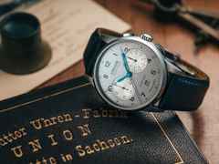 Union Glashütte 1893 Johannes Dürrstein Edition Chronograph Jubiläumsedition 130 Jahre Handaufzug Edelstahl 42mm silberfarbenes Zifferblatt blaues Lederband – Herrenuhren Chronograph aus Edelstahl. Das Gehäuse ist rund und silber. Das Lederarmband ist blau. Das Zifferblatt ist arabisch und silber. – Ansicht 4
