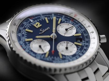 Sinn Spezialuhren 903 St II BE Navigationschronograph Automatik Edelstahl 41mm blaues Zifferblatt braunes Lederband – Herrenuhren Chronograph aus Edelstahl und Leder. Das Gehäuse ist rund und silber. Das Lederarmband ist braun. Das Zifferblatt ist arabisch Index und blau. – Ansicht 6