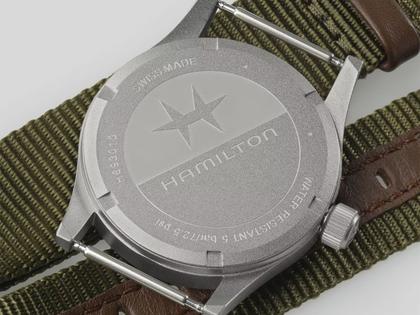 Hamilton Khaki Field Quartz Edelstahl 33mm schwarzes Zifferblatt grünes NATO-Textilband – Damenuhren Uhr ohne Datum aus Edelstahl. Das Gehäuse ist rund und grau. Das Textilarmband ist grün. Das Zifferblatt ist ein Index in schwarz. – Ansicht 4